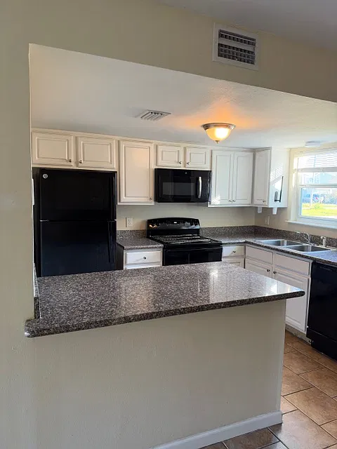 2 bed, 1.5 bath, 1100 sqft, $1,300 — Photo 2