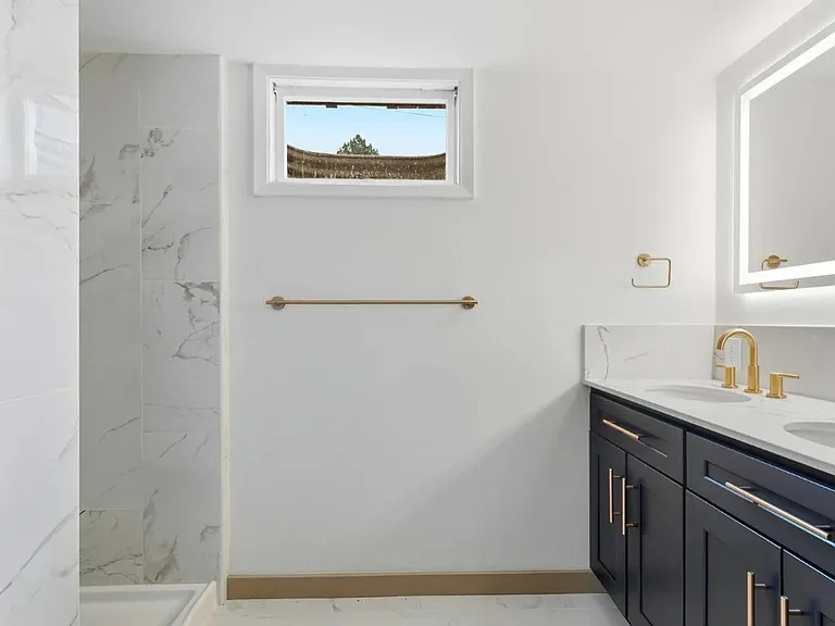 1328 Dakota St — Photo 11