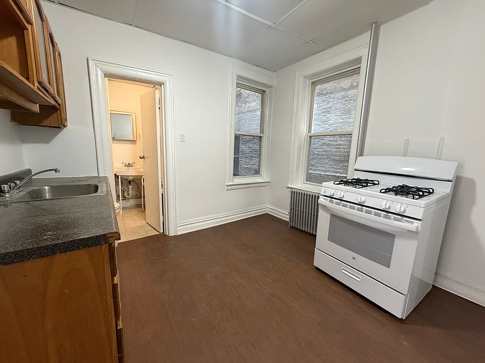 1st image of 17 Vroom St APT 2