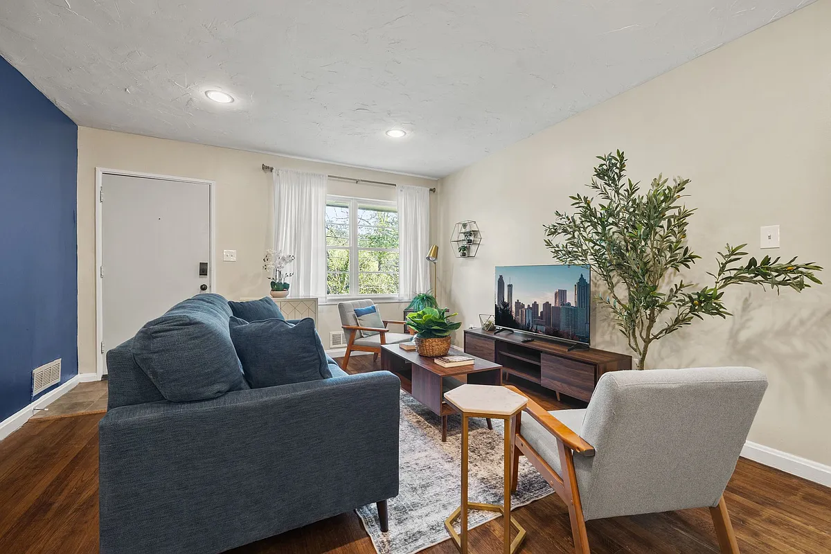 Building Photo - 2160 Lenox Rd NE #B2