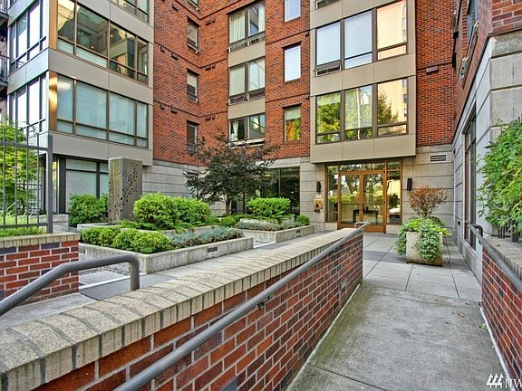 5th image of 4547 8th Ave NE APT 408