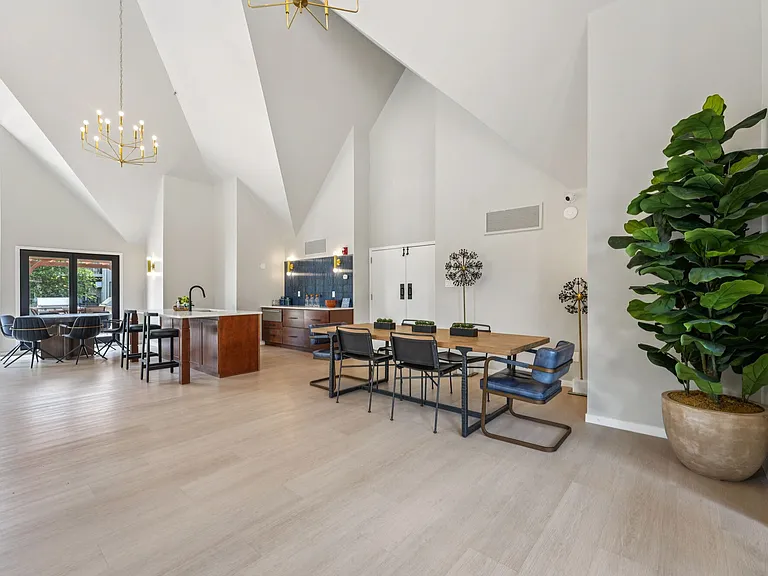Oaks Lincoln Townhomes — Photo 22