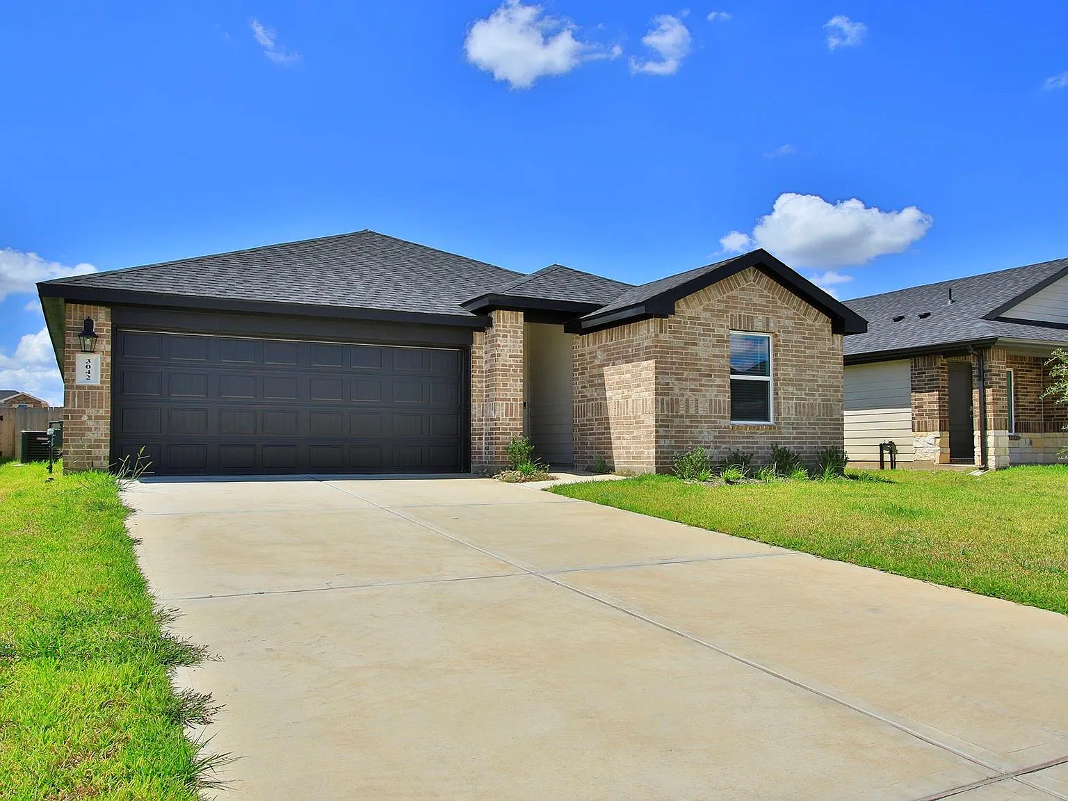 3 bed, 2.0 bath, 1590 sqft, $2,050 — Photo 3