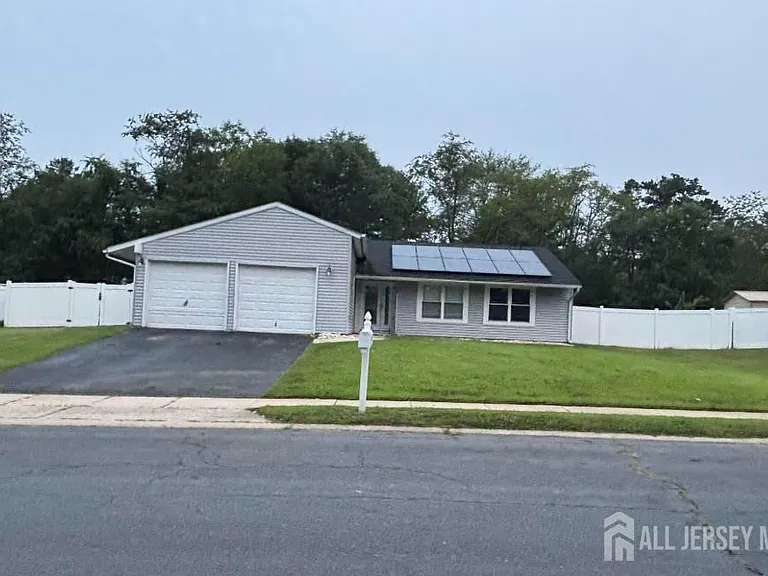 4 Patricia Ln — Photo 1