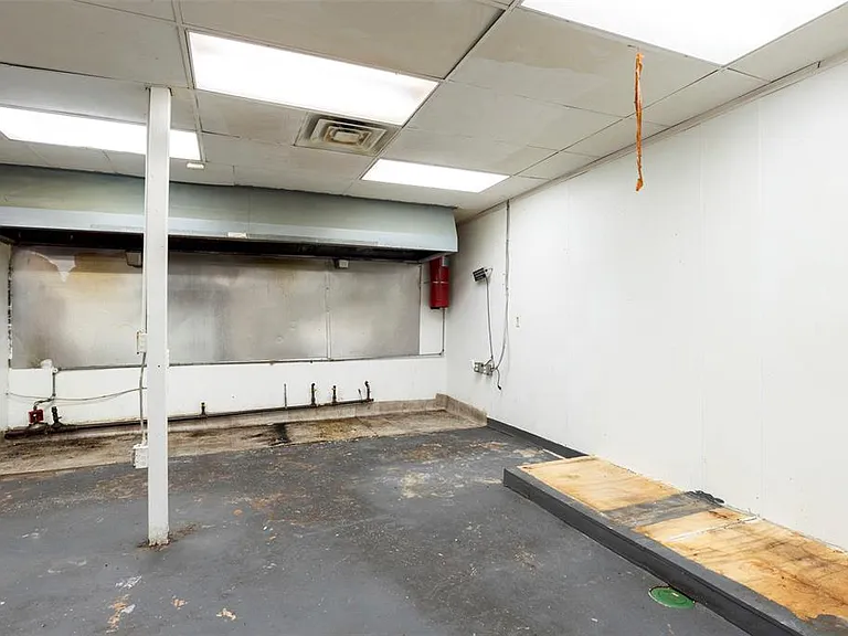 327 S Green Ave — Photo 22