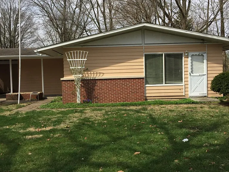 1305 Hollycrest Dr — Photo 2