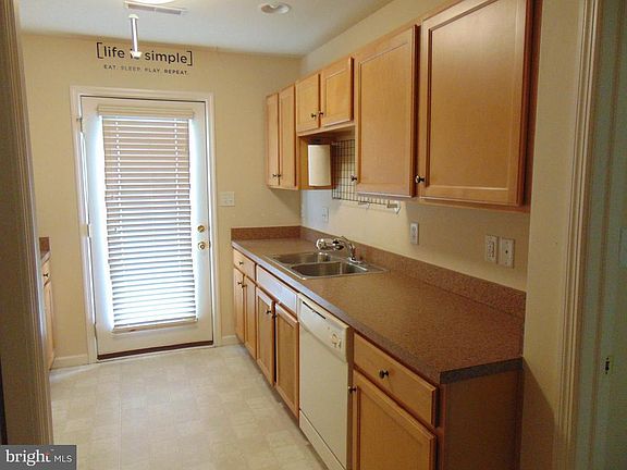 5th image of 409 Eisenhower Dr