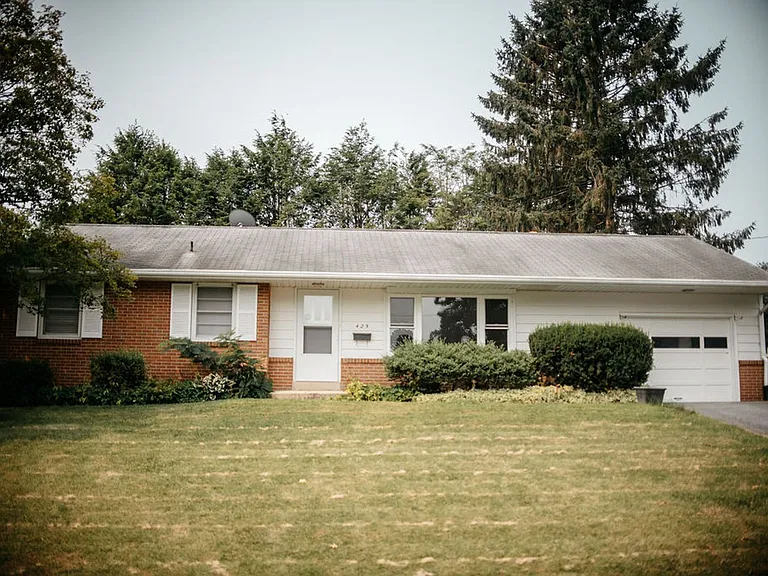 425 Spring Dr — Photo 1