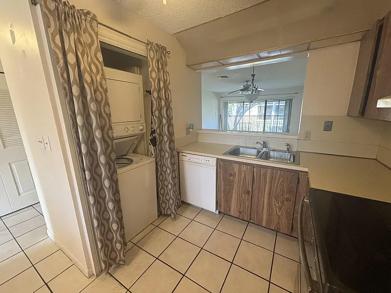 110 SE 7th St #5 — Photo 9