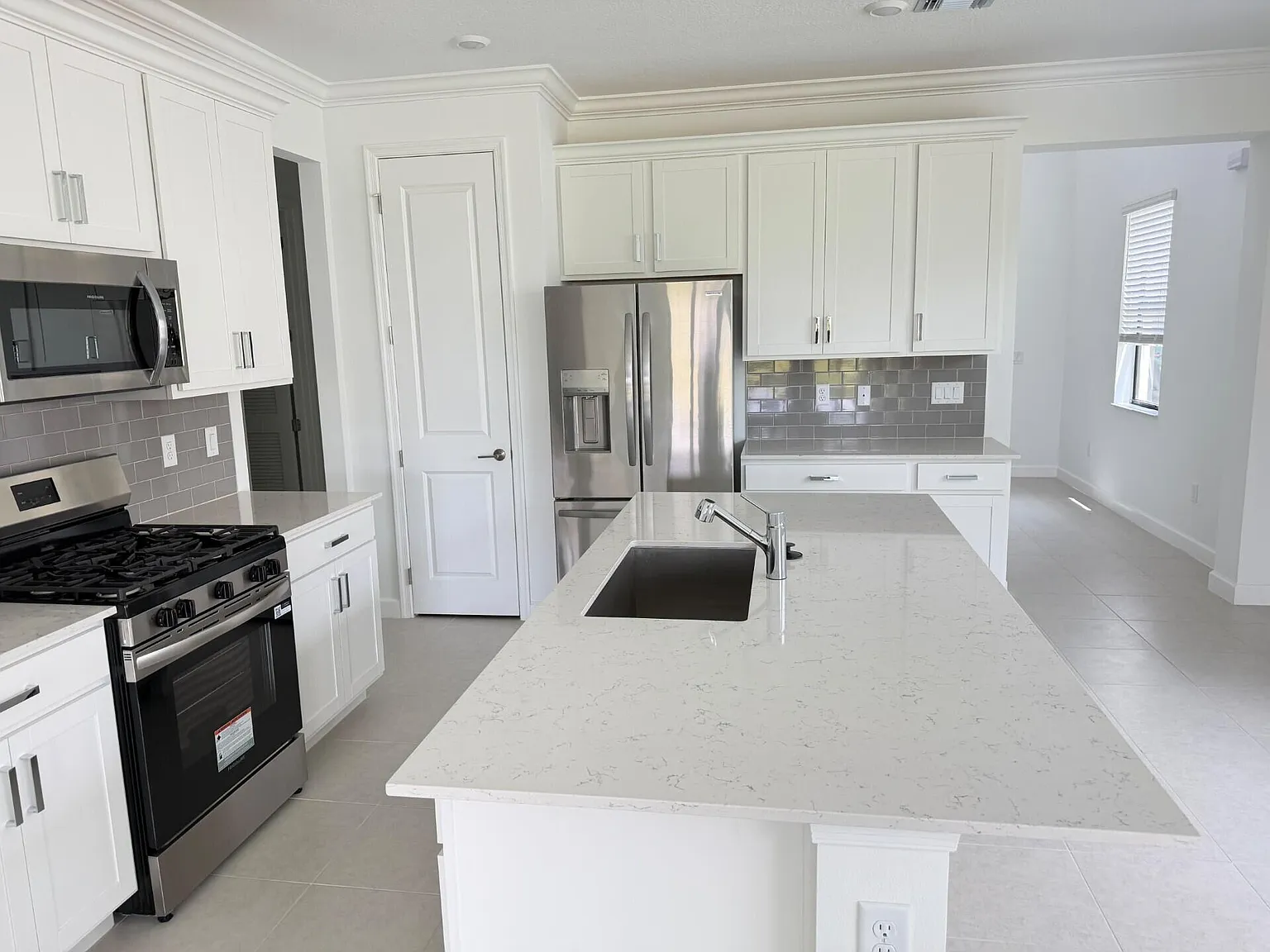 3 bed, 3.0 bath, 2004 sqft, $2,800 — Photo 4