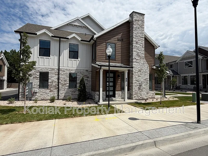 3 bed, 3.0 bath, 2306 sqft, $2,475 — Photo 2