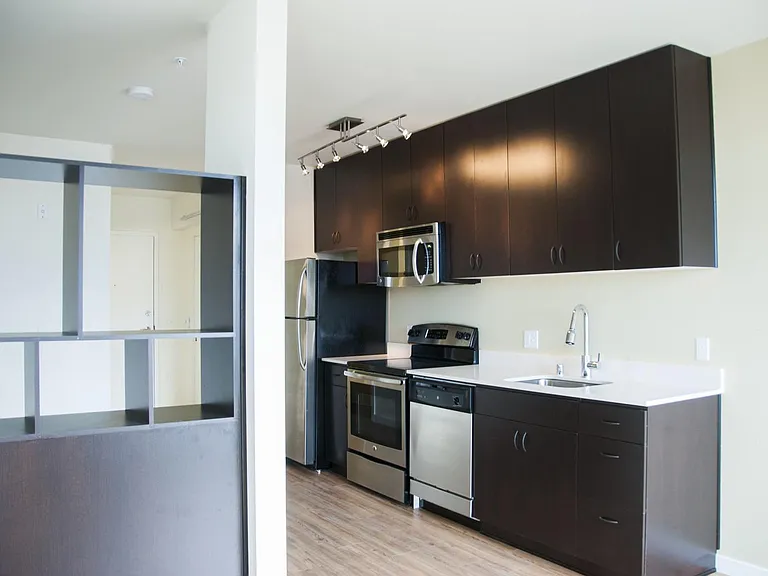 418 Bellevue Ave E — Photo 23