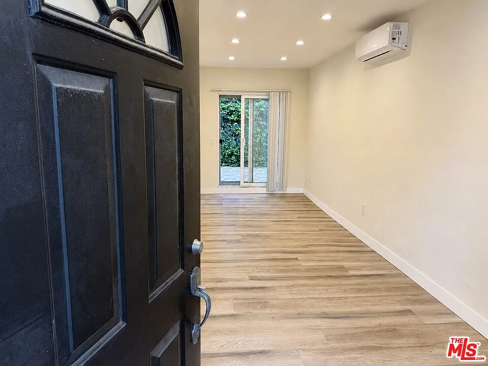 1 bed, 1.0 bath, 360 sqft, $1,950 — Photo 2