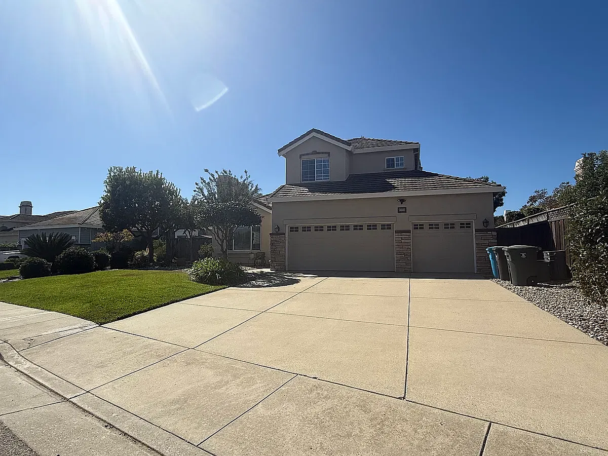 4 bed, 2368 sqft, $6,995 — Photo 2