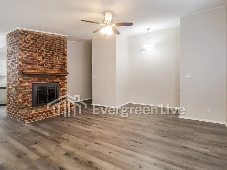 2404 Heathercrest Dr — Photo 3
