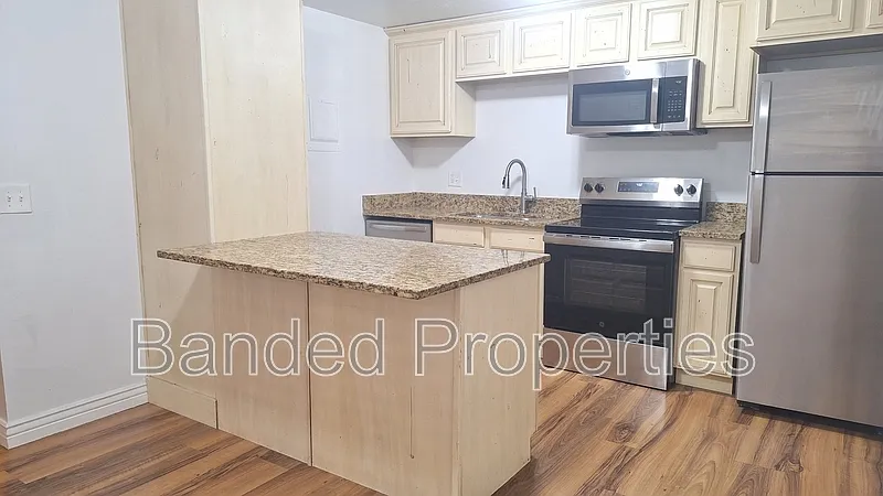 2 bed, 1.0 bath, 737 sqft, $1,295 — Photo 1