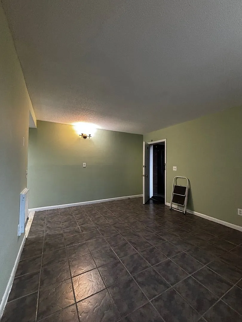 Available NOW! Won't last Oversized 1 Bedroom!! — Photo 3
