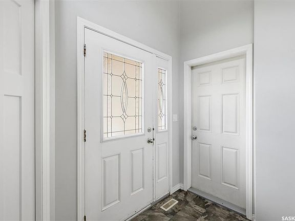 5th image of 123 Henick CRESCENT