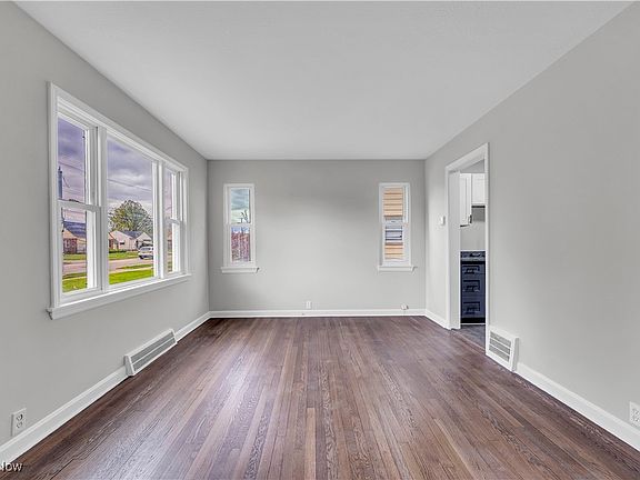 5th image of 860 E 260th St