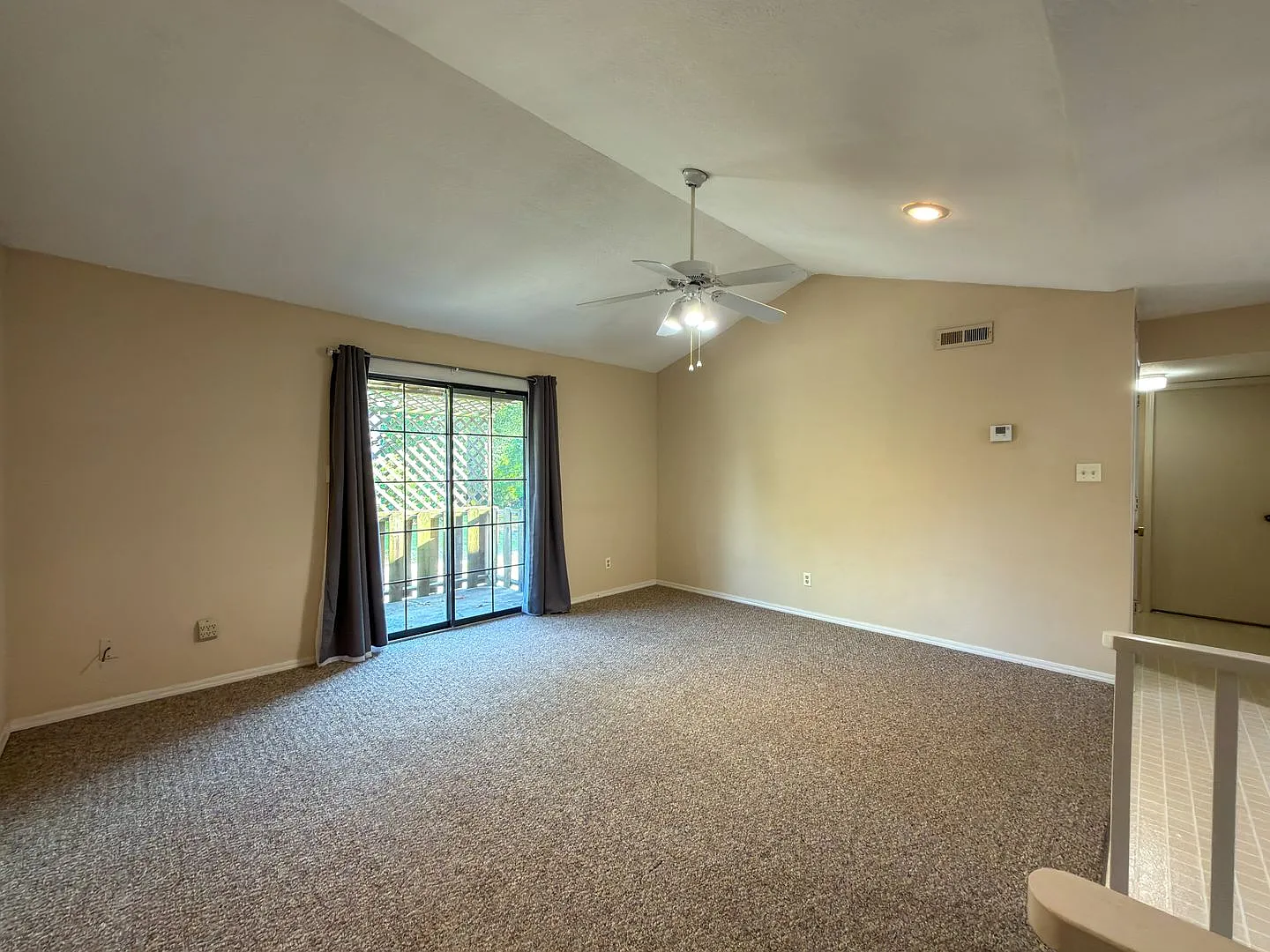 Spacious Duplex - 2 Bedroom, 1 Bathroom - 1022 Sqft — Photo 2