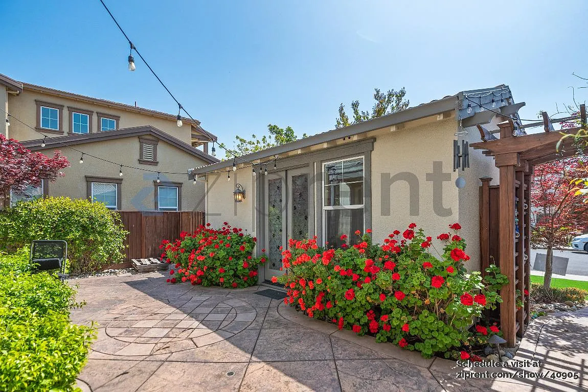 Studio, 500 sqft, $1,575 — Photo 2