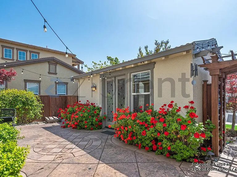 130 Avalon Ct #1 — Photo 2