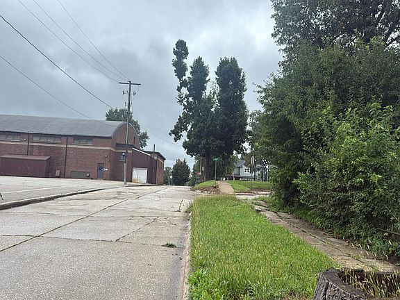4th image of 300 S East St