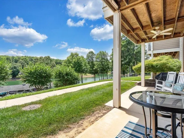 335 S Pointe Shore Dr, Moneta, VA 24121