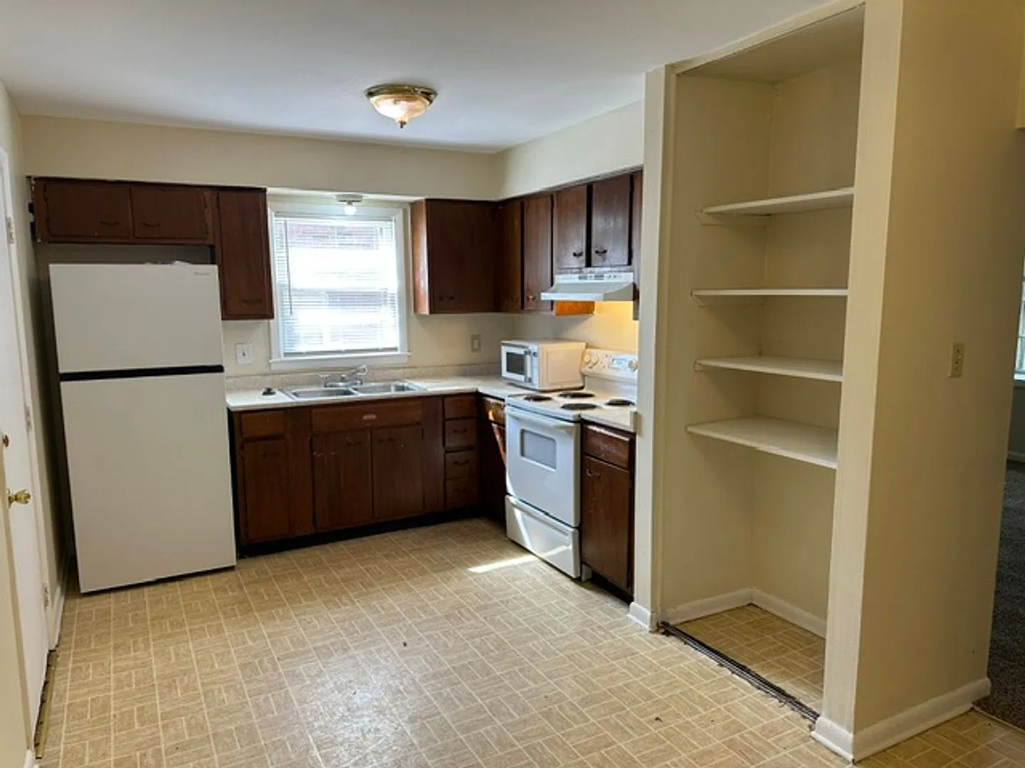Coming Soon! Nice 3 Br House! *Autumn Special: 1/2 Off 1st Month!* — Photo 2