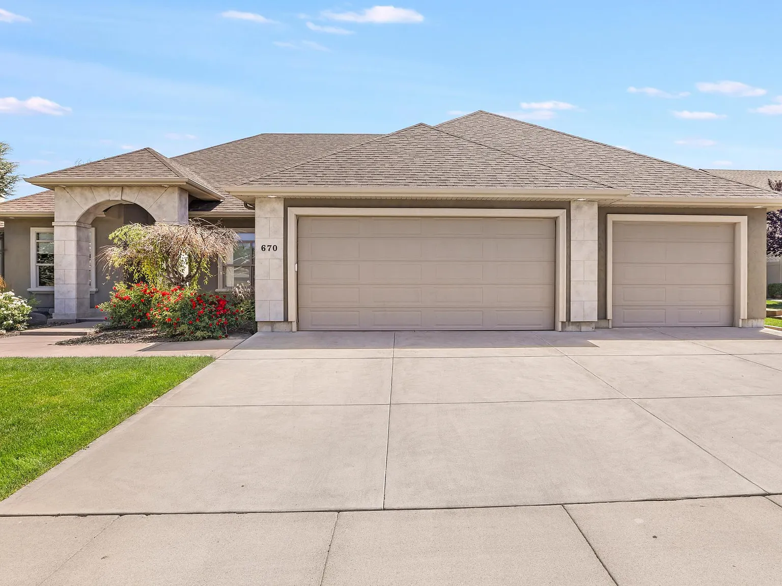 3 bed, 2555 sqft, $3,100 — Photo 1