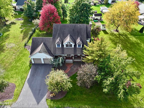 3rd image of 384 Hemlock Ln