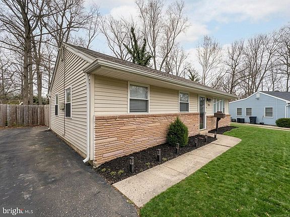 3rd image of 413 Braun Ct