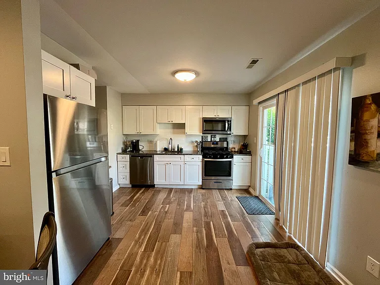 4201 Grenwich Ln — Photo 9
