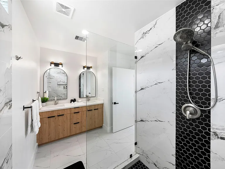 3008 Delano St — Photo 10