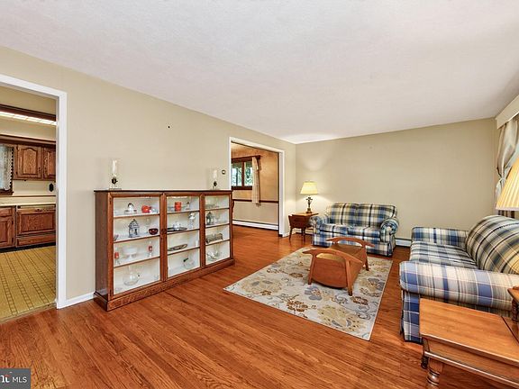 3rd image of 726 Elm St