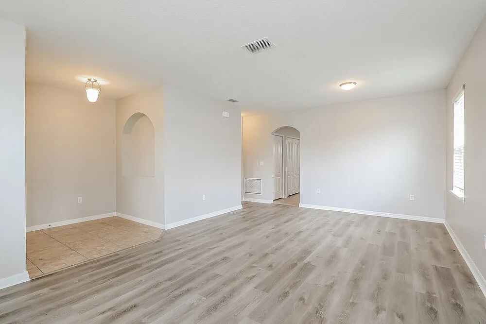 4 bed, 2.0 bath, 1956 sqft, $2,470 — Photo 4