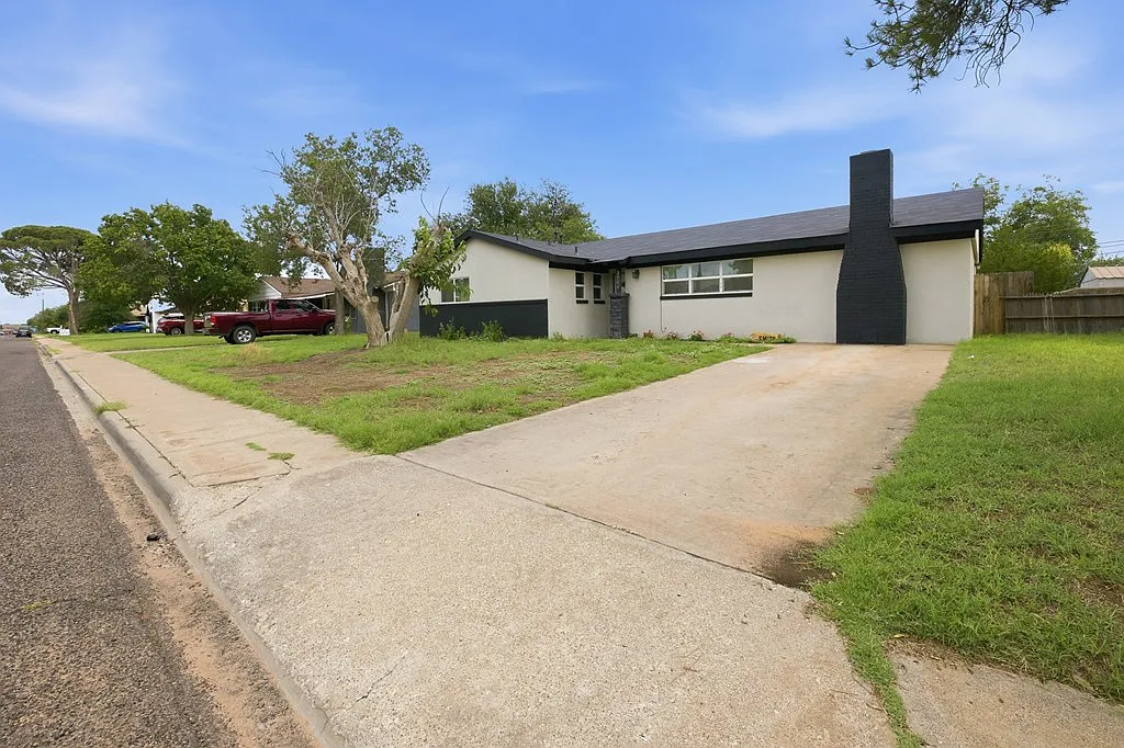 3 bed, 2.0 bath, 1467 sqft, $2,400 — Photo 2