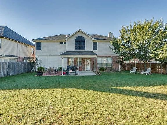 5th image of 324 E Clover Park Dr