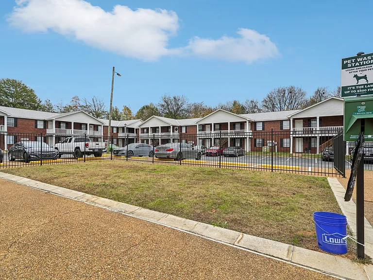 Valley Square Apartments — Photo 8