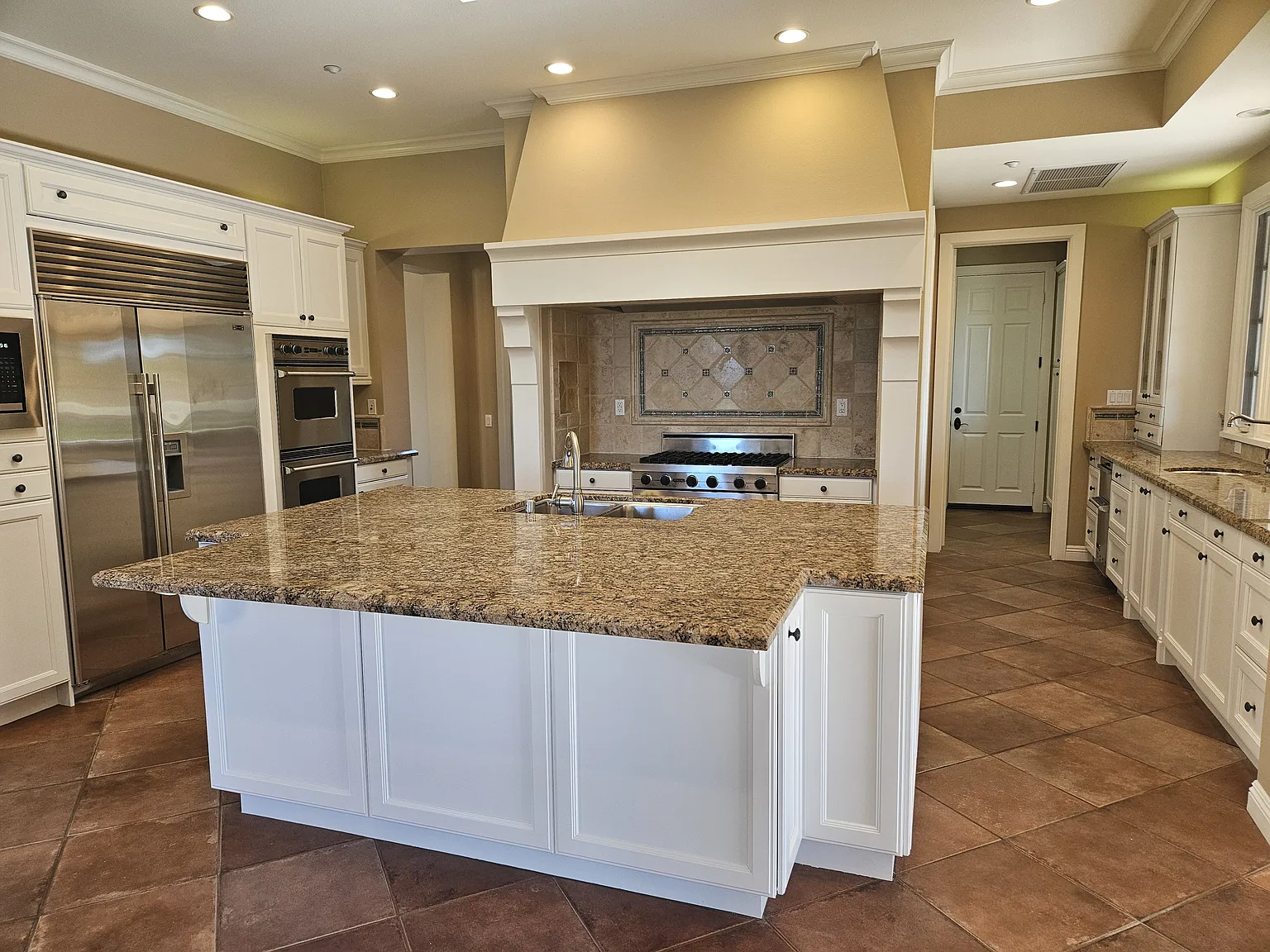 5 bed, 5.5 bath, 5782 sqft, $12,995 — Photo 3