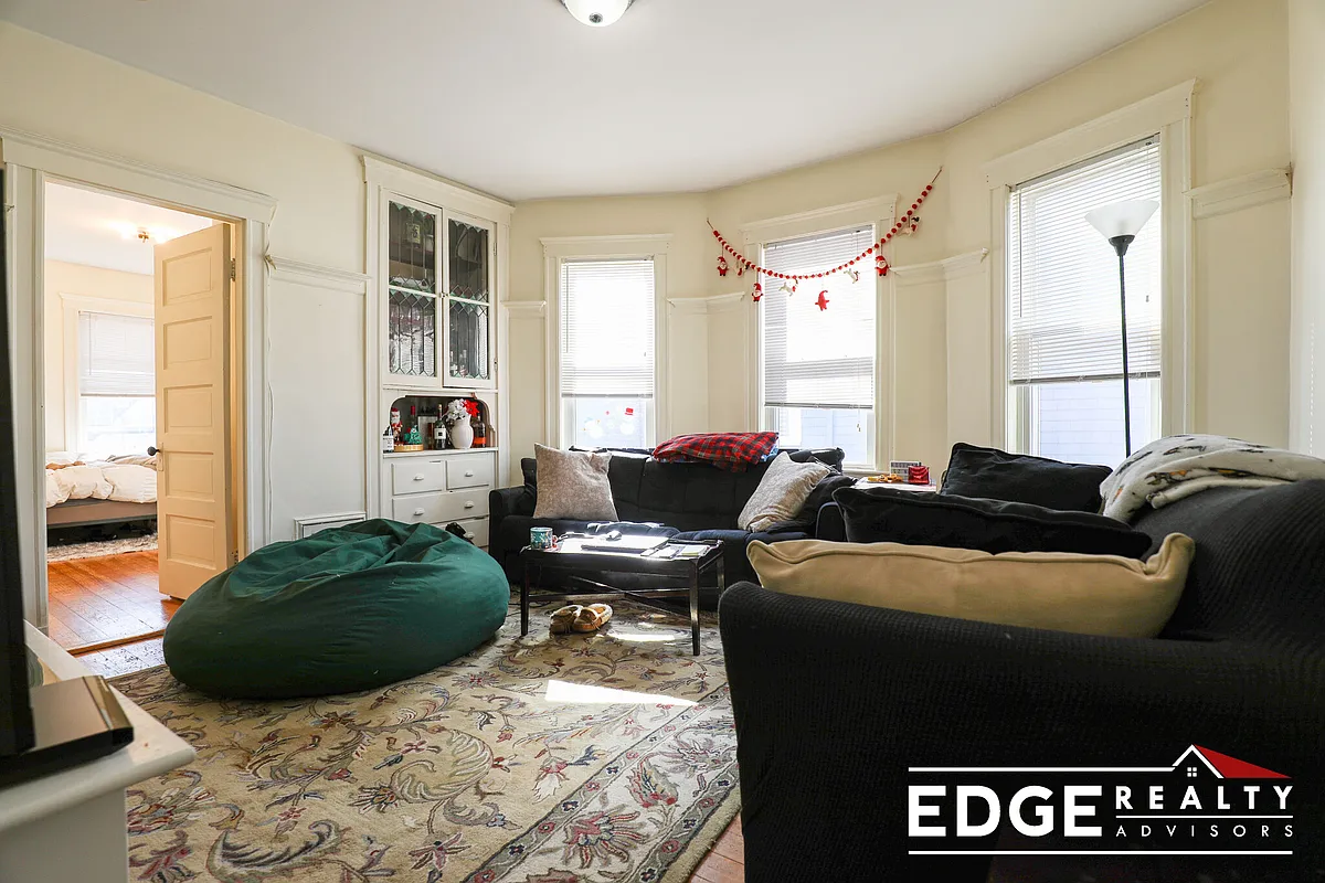 Building Photo - 44 Easton St #2