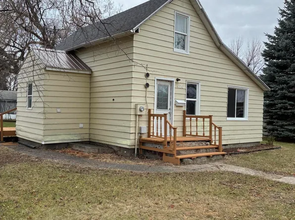 420 E 7th St, Grafton, ND 58237