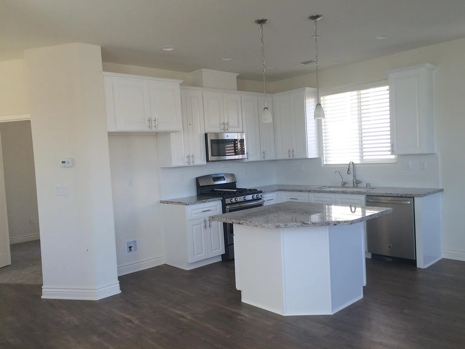 4 bed, 2.5 bath, 1641 sqft, $3,800 — Photo 2