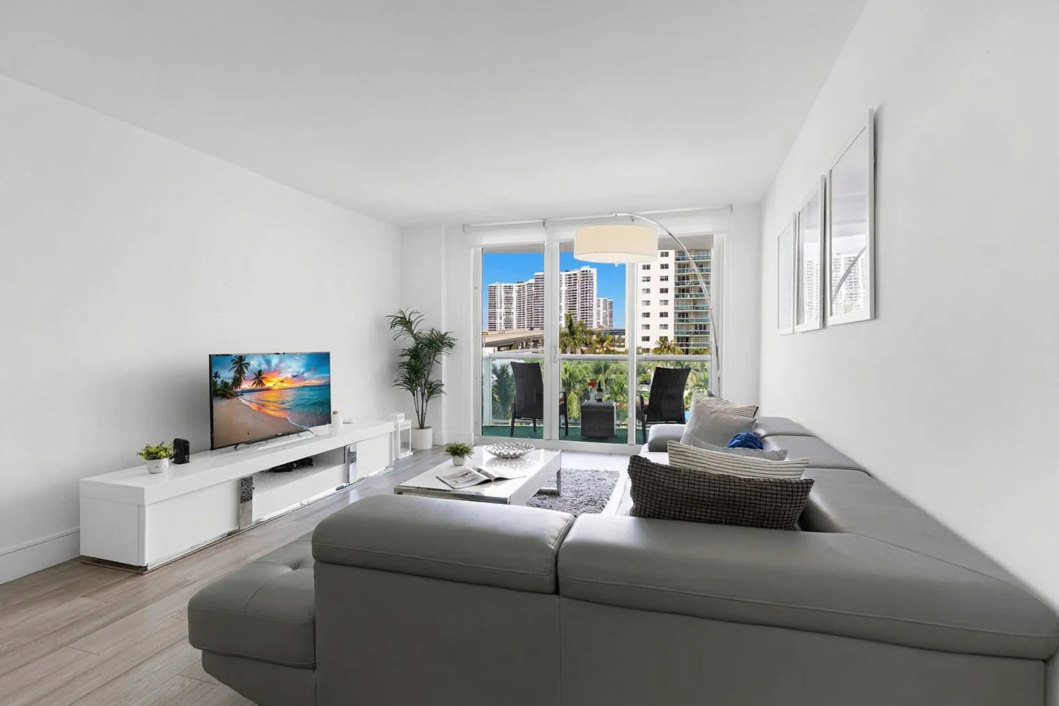 2 bed, 2.0 bath, 1496 sqft, $4,544 — Photo 2