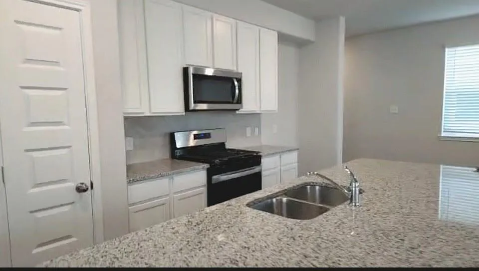 3 bed, 2.5 bath, 1643 sqft, $1,895 — Photo 4