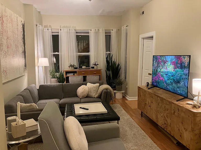 2633 W Homer St #2F — Photo 1