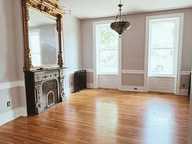 327 E Market St — Photo 1