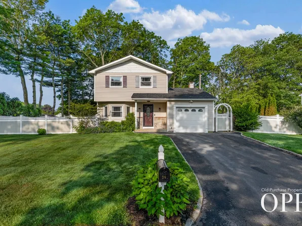 36 Memorial Blvd, East Moriches, NY 11940
