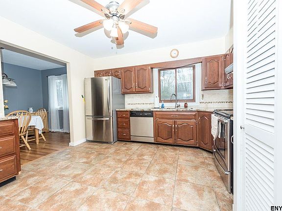 4th image of 8 Furlong Dr