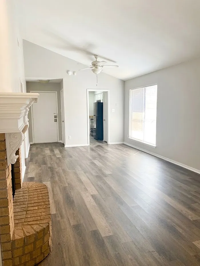 2 bed, 1.5 bath, 1008 sqft, $1,499 — Photo 2